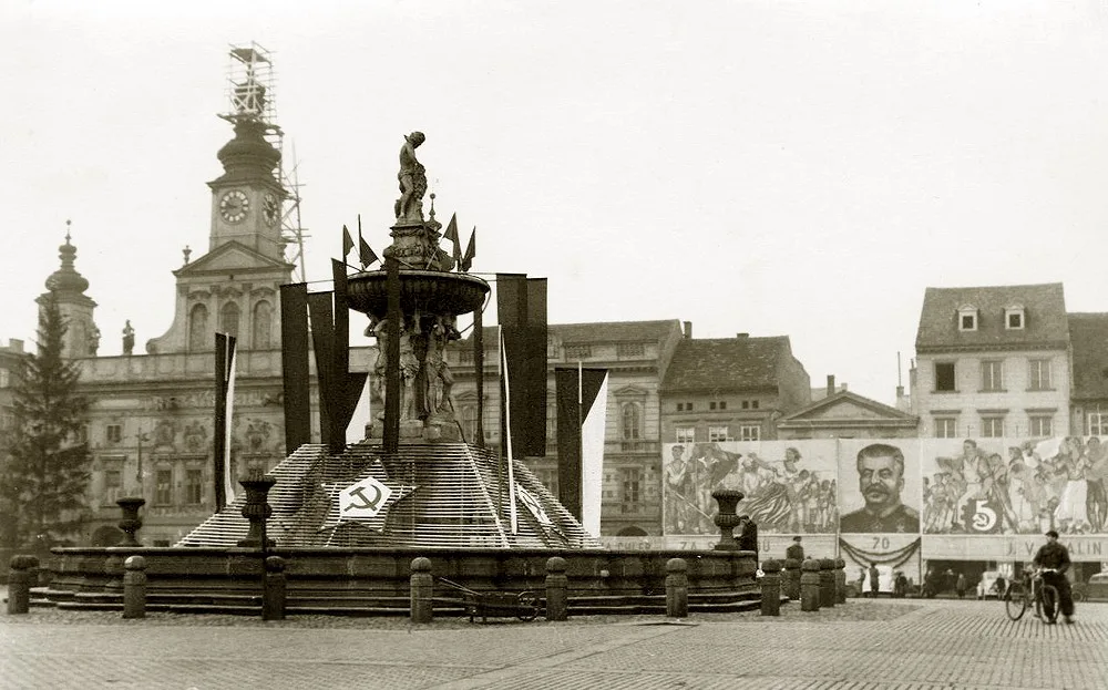 Samsonova kašna na náměstí Přemysla Otakara II. v prosinci 1949 ověnčená u příležitosti 70. výročí narození Stalina