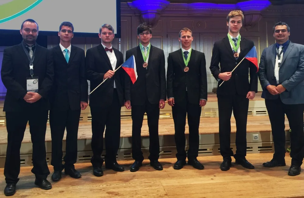 Reprezentace České republiky na 47. Mezinárodní fyzikální olympiádě ve Švýcarsku. Lukáš Honsa čtvrtý zleva
