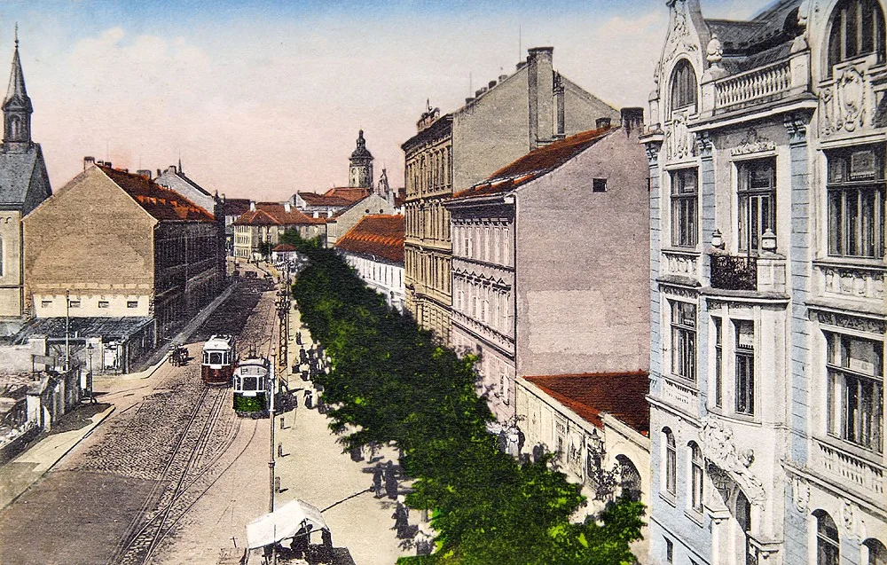 Schmerlingova třída (dnes Žižkova) před rokem 1911 směrem na Senovážné náměstí od pozdějších Českobudějovických pozemních staveb