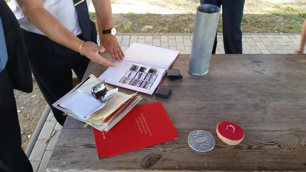 Vzkaz pro budoucí generace: Hasiči uložili cenné dokumenty do věžičky