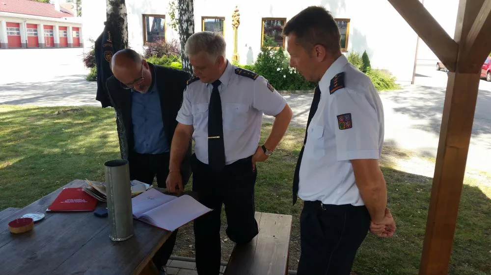 Vzkaz pro budoucí generace: Hasiči uložili cenné dokumenty do věžičky