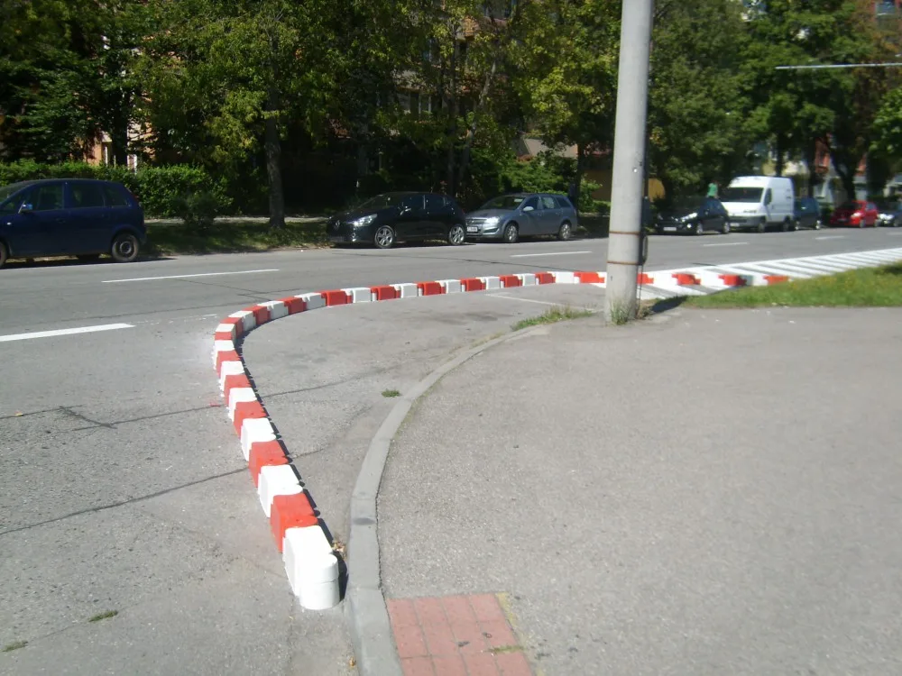 V ulici Jana Opletala ubylo deset parkovacích míst. Místní nad dopravním řešením kroutí hlavou