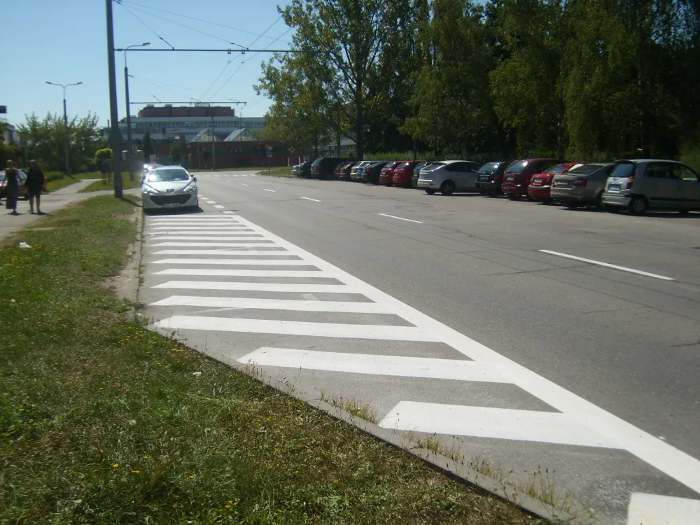 V ulici Jana Opletala ubylo deset parkovacích míst. Místní nad dopravním řešením kroutí hlavou