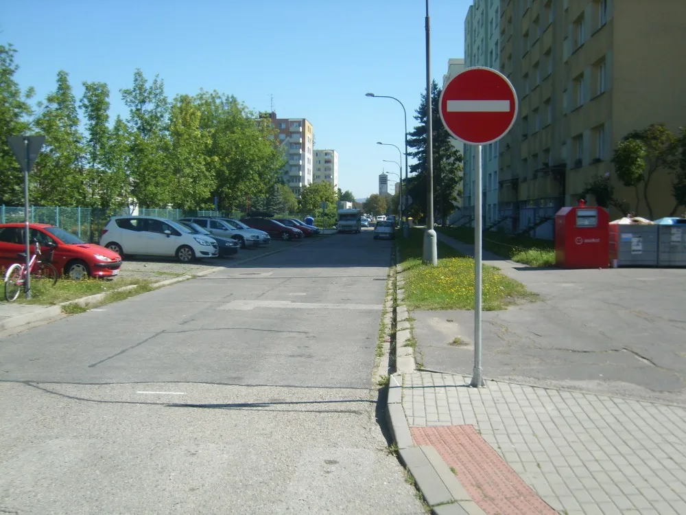 V ulici Jana Opletala ubylo deset parkovacích míst. Místní nad dopravním řešením kroutí hlavou