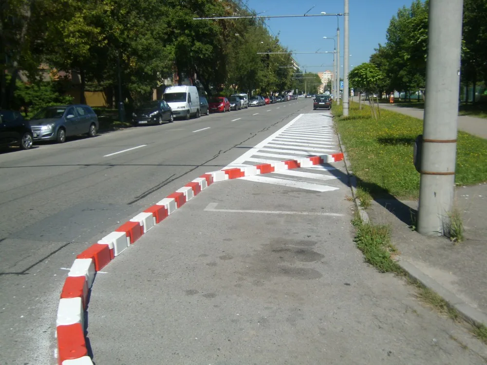 V ulici Jana Opletala ubylo deset parkovacích míst. Místní nad dopravním řešením kroutí hlavou