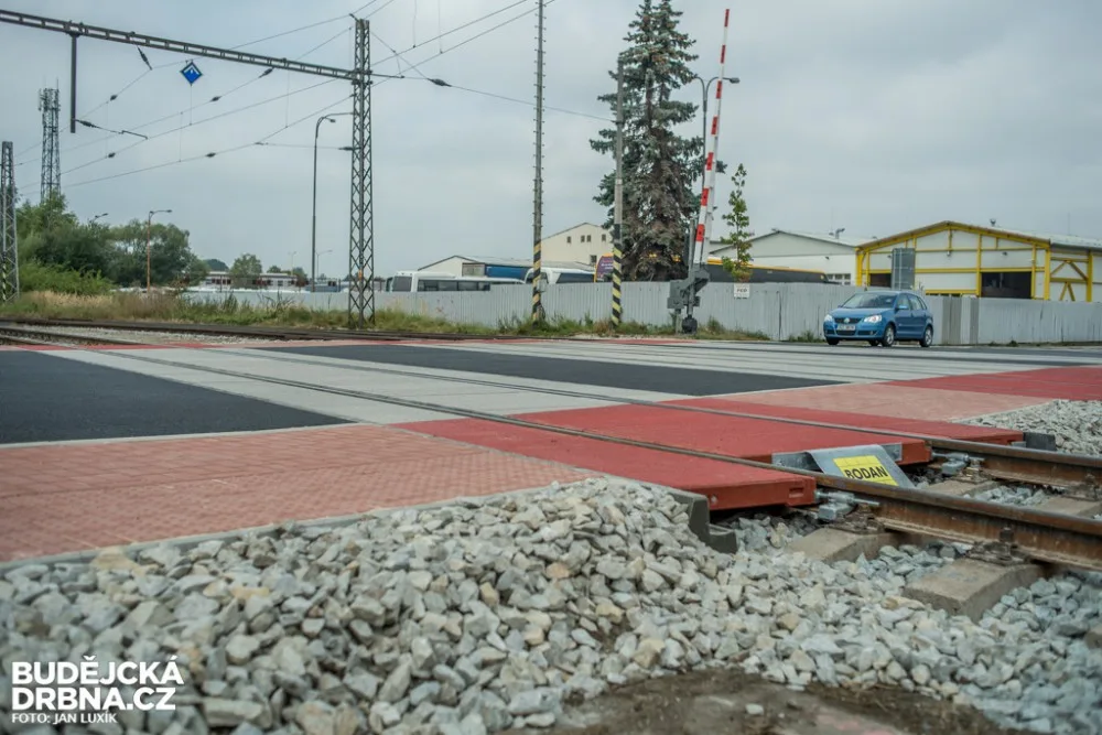 Železniční přejezd na Novohradské ulici
