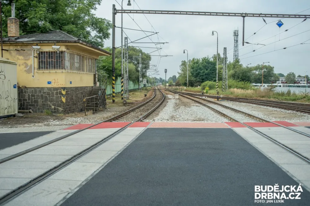 Železniční přejezd na Novohradské ulici