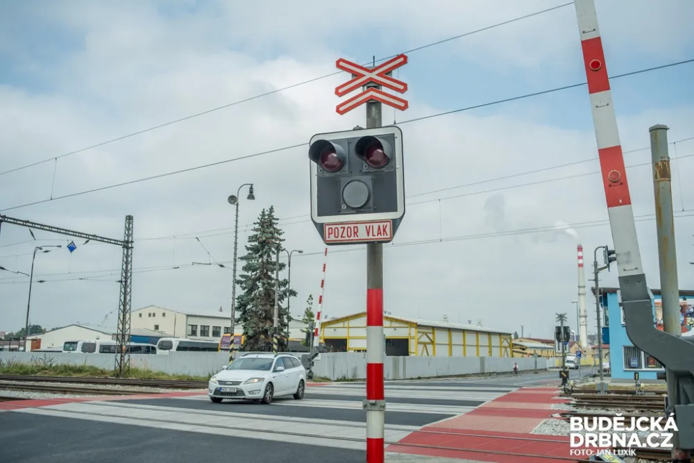 Železniční přejezd na Novohradské ulici