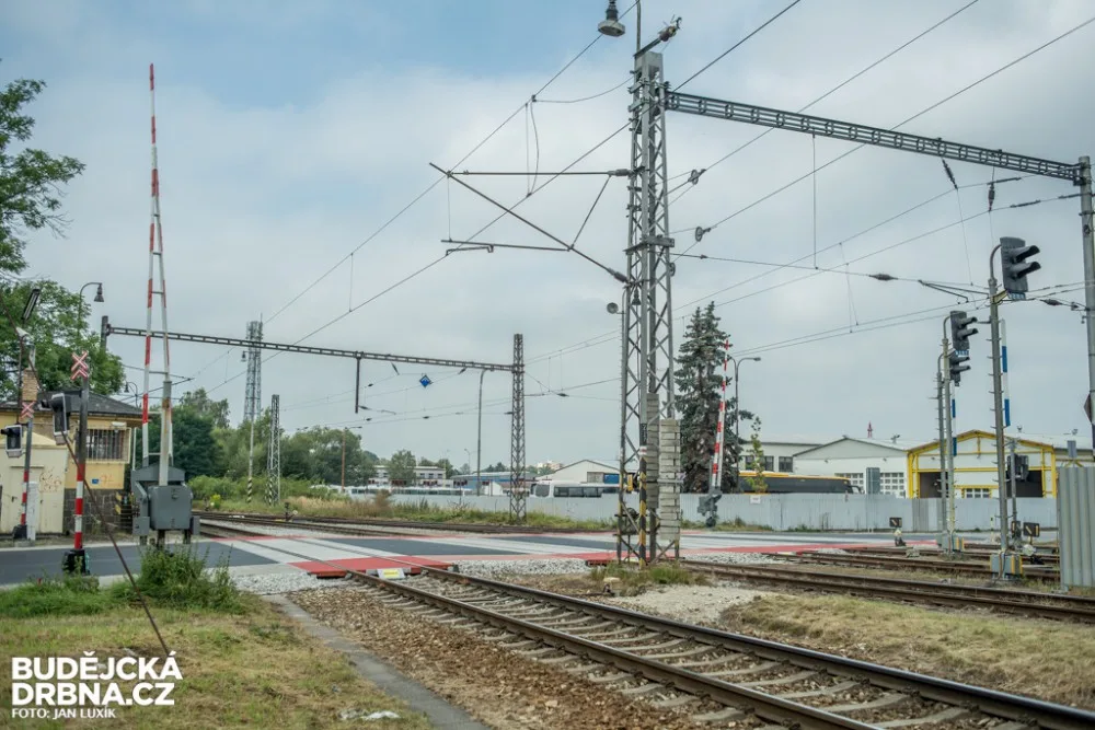 Železniční přejezd na Novohradské ulici