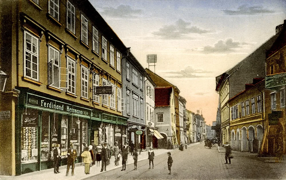 Krajinská třída od ulice Hradební k náměstí. Vlevo dům Ferdinanda Herrmanna, původně purkmistra Františka Josefa Klavíka v místech někdejšího špitálu sv. Václava.