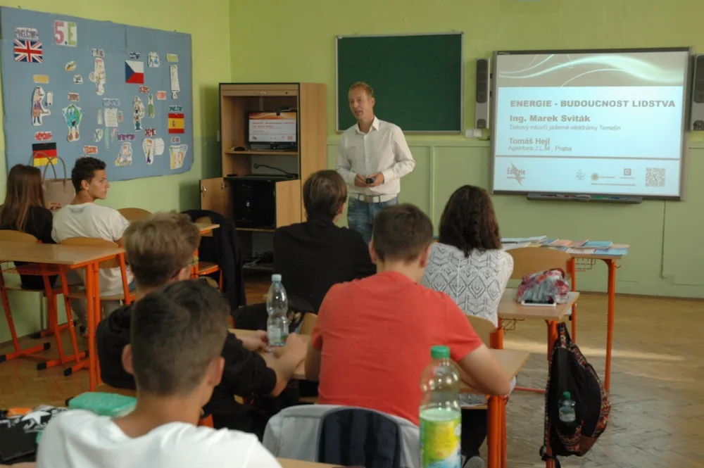 Tiskový mluvčí JE Temelín Marek Sviták se studenty Gymnázia Jírovcova