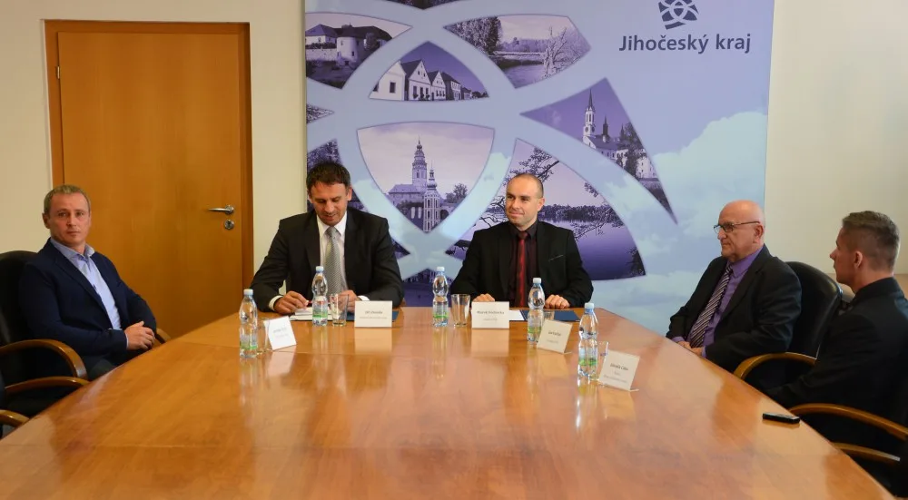 Hejtman Jiří Zimola a rektor Marek Vochozka při podpisu memoranda o spolupráci