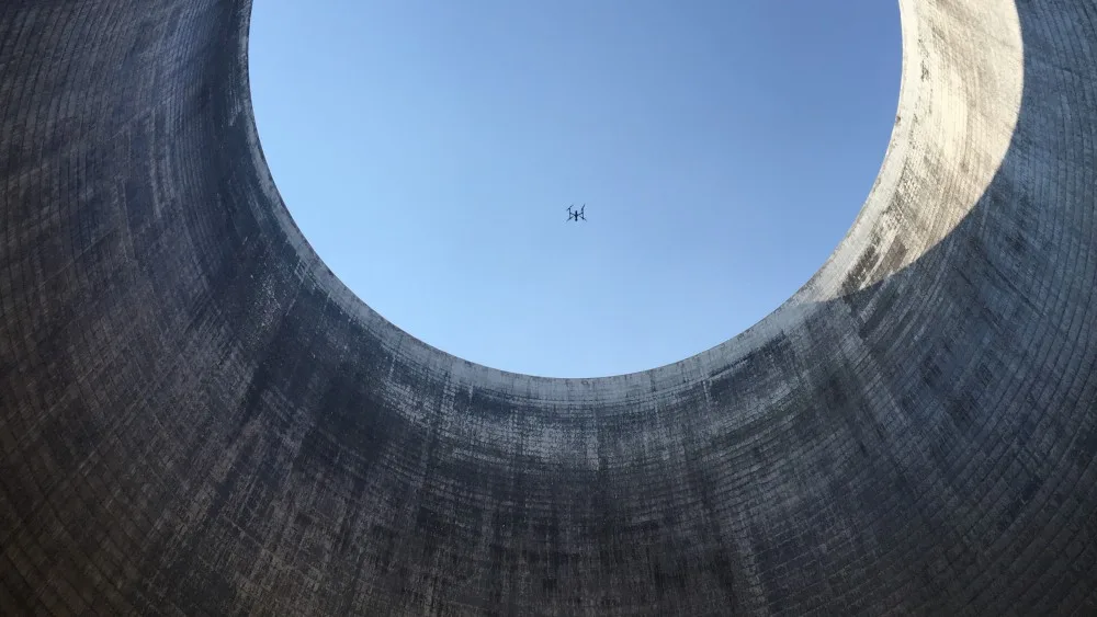 Mimo chladicí věž vzlétl dron až na třetí pokus