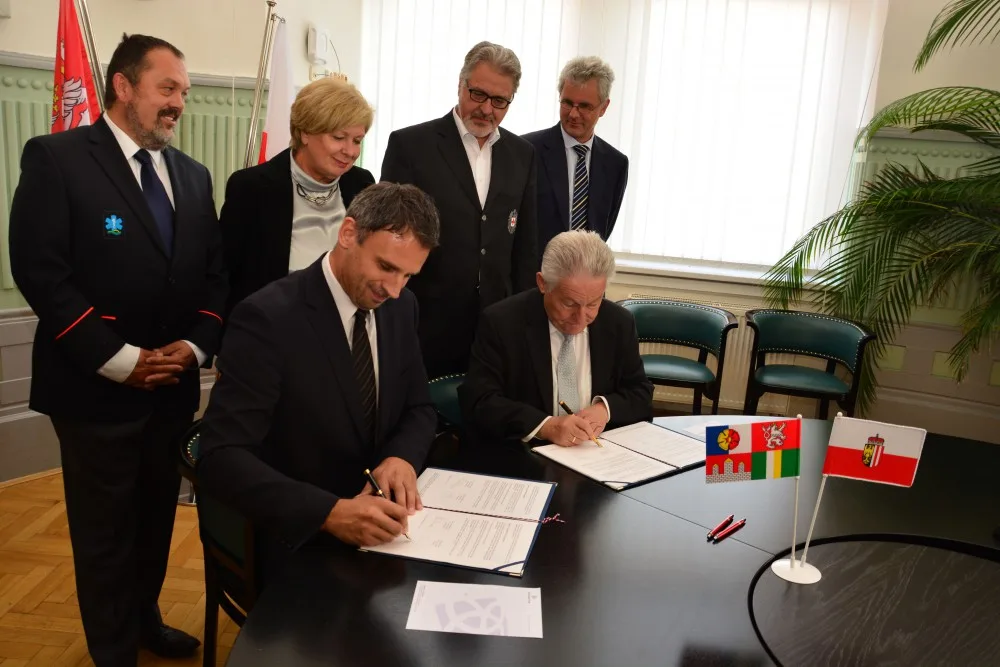 Memorandum o spolupráci záchranných služeb na jihu Čech a v Horních Rakousích dnes podepsali hejtman Jiří Zimola a jeho hornorakouský protějšek Josef Pühringer.