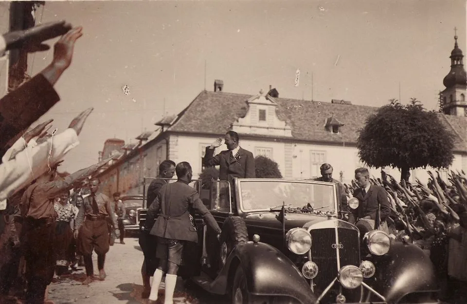 Konrad Henlein na náměstí v Nových Hradech