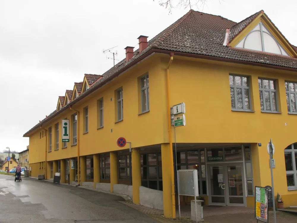 Před infocentrem hra začíná