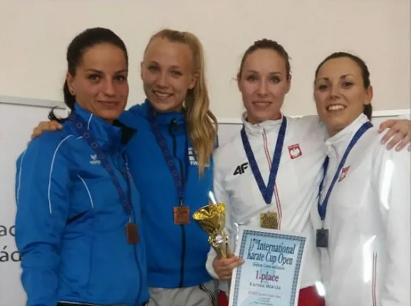 Vlevo je Lucie Veithová z TJ Karate České Budějovice