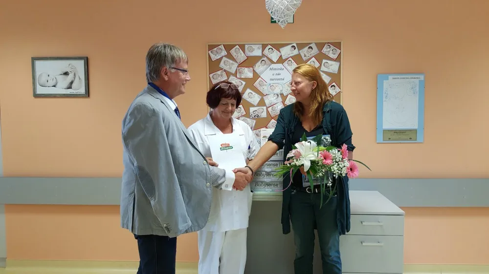 Na snímku pebírá monitory dechu ředitel strakonické nemocnice Tomáš Fiala od Miloslavy Stibůrkové, regionální manažerky Nadace Křižovatka pro Čechy