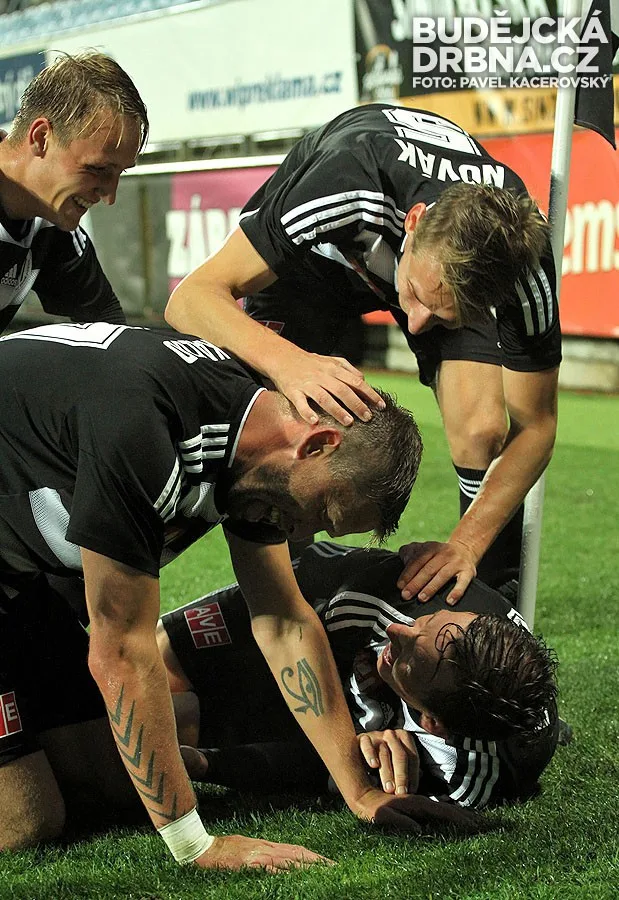 Střelec Richard Kalod oslavovaný svými spoluhráči