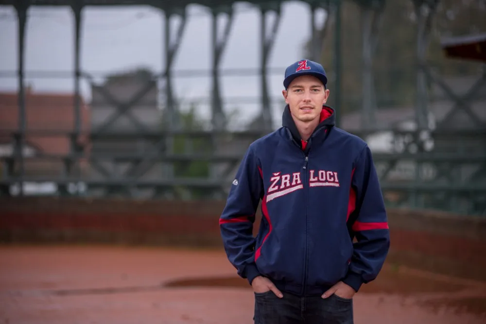 Trenér hráček Ledenic Aleš Pavel v domácí zátoce, kde příští víkend budou na své diváky softbalistky spoléhat.