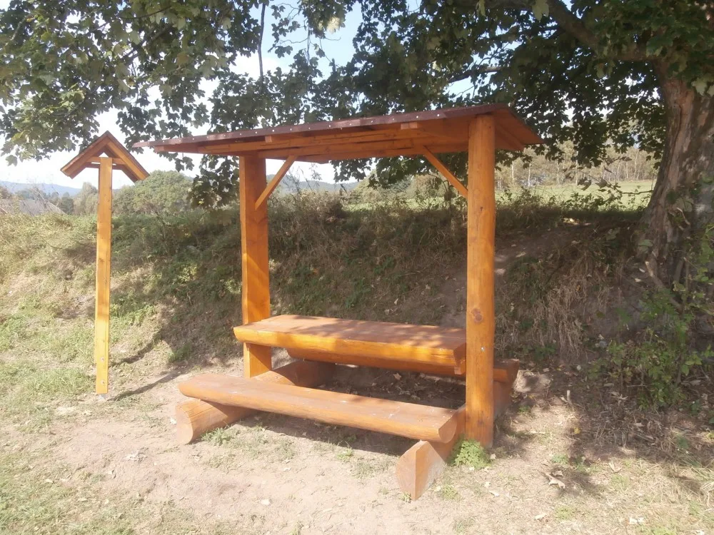 Informační cedule a lavičky