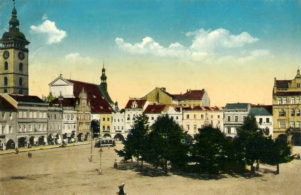 Náměstí před rokem 1936 s vegetací kolem Samsonovy kašny. Stromy nestačily Samsona přerůst, poněvadž byly v roce 1938 odstraněny