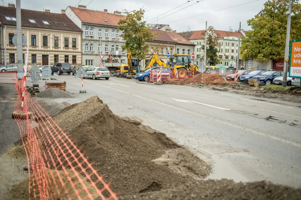 Práce v Průmyslové ulici pokračují podle plánu.