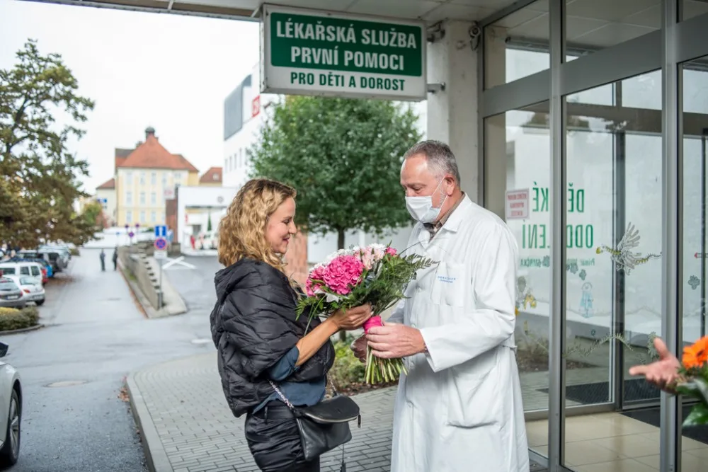 Vendula Pizingerová a primář Dětského oddělení Vladimír Smrčka