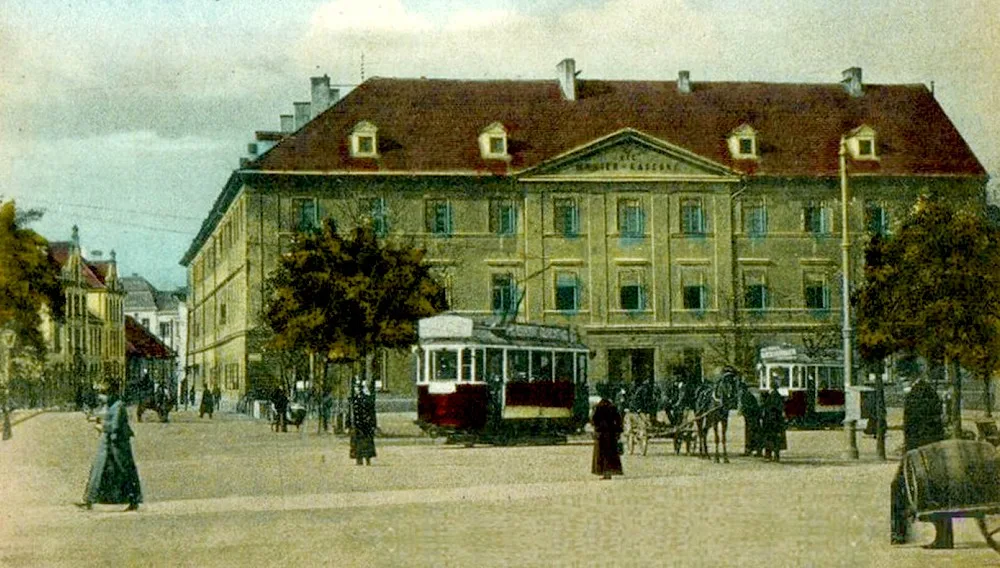 Klasicistní Mariánské kasárny z roku 1844 na nároží Mariánského náměstí a Husovy třídy