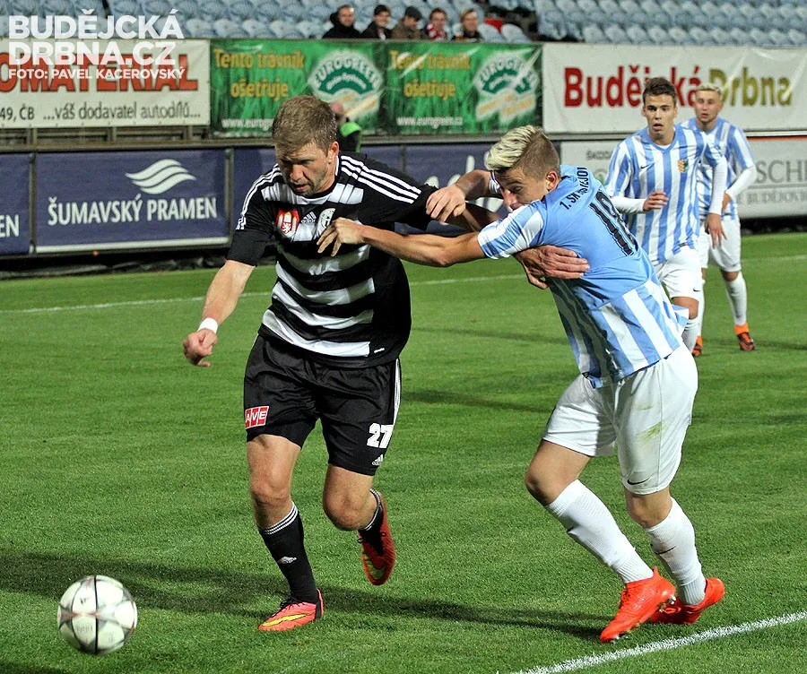 Autor třetího gólu Richard Kalod proniká přes Aleše Ruse