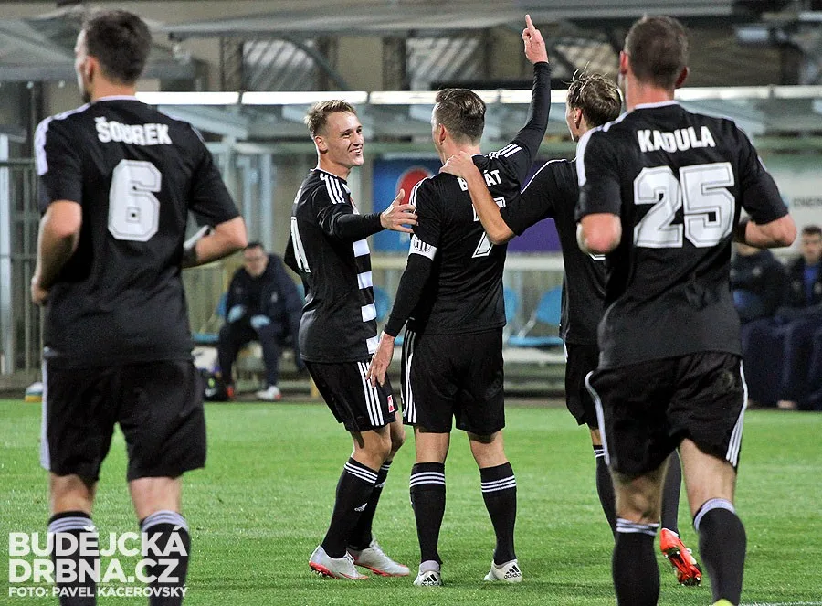 Radost fotbalistů Dynama po gólu Petra Benáta
