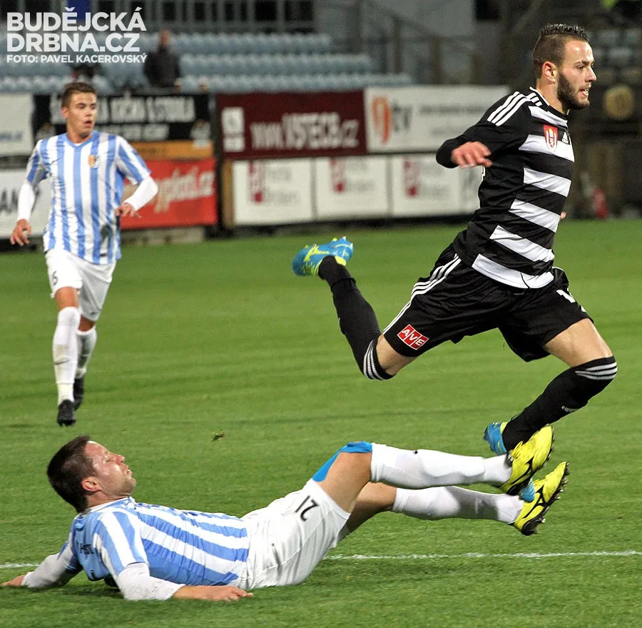 Roman Wermke faulovaný Alešem Schusterem