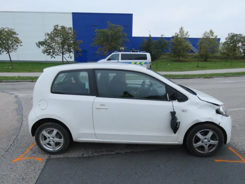 Policisté označují místo nehody a vůz Škoda Citigo