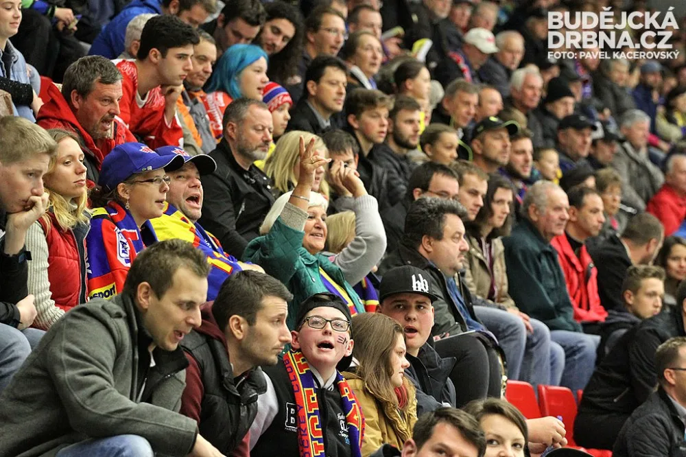 Zaplněná tribuna Budvar arény