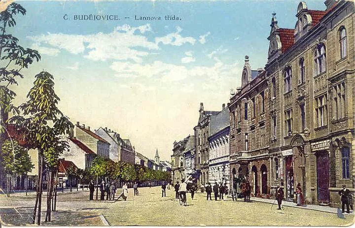 Lannova třída v období c. k. od Chelčického ulice směrem k městu. Vpravo na rohu Chelčického secesní dům z věžičkou z roku 1905