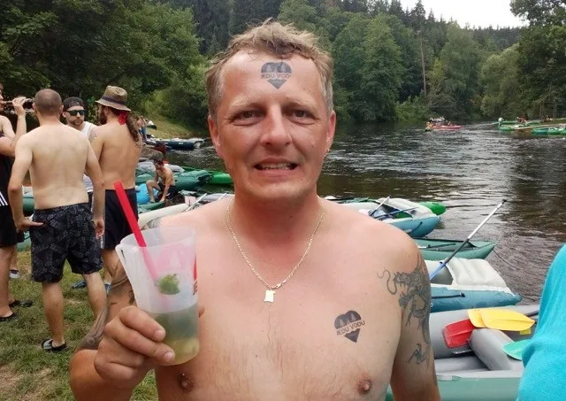 Foto Jedu vodu 2016 1-Vrat né kelímky vodáky na Vltavě oslovily. Mnozí si je odvezli domu jako suvenyr.