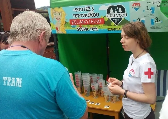 Foto Jedu vodu 2016 2-Na stanovi štích Jedu vodu bylo možné kelímky získat, vrátit a na místě byla k dispozici také zdravotnice.