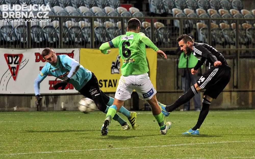 Roman Wermke střílí v 84. minutě druhý gól Dynama