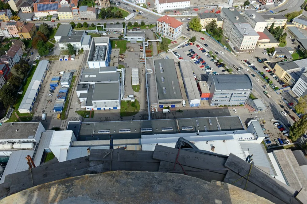 České Budějovice objektivem Milana Bindera a perem Martina Maršíka: při pohledu na teplárenský komín zvedáme hlavu, jak ale vypadá, když na něj koukáme svrchu?