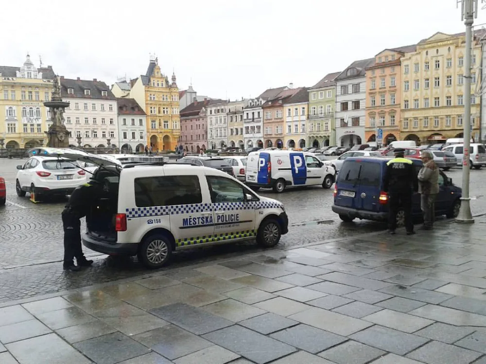 Městská policie při pokutování na náměstí