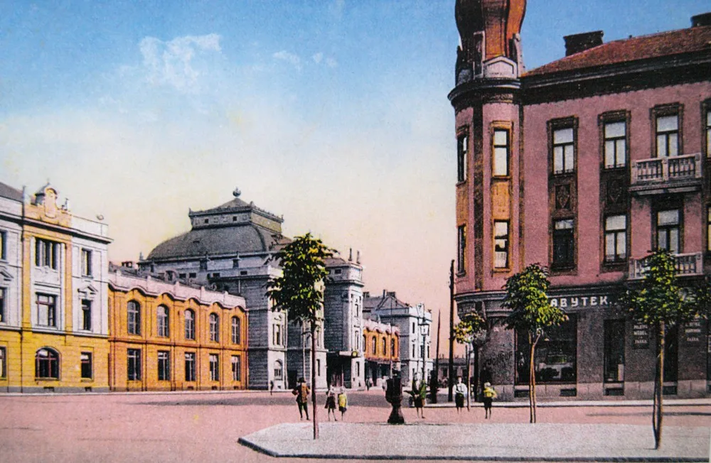 Nároží Lannovky a Nádražní s novou nádražní budovou vlevo a novým secesním domem vpravo po roce 1910