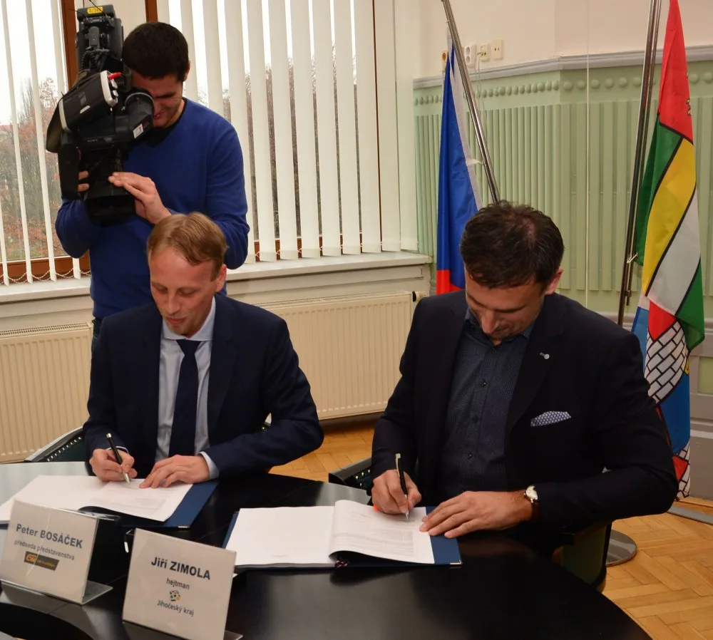 Jihočeský hejtman Zimola a předseda představenstva GW Train Regio Peter Bosáček podepisují smlouvu
