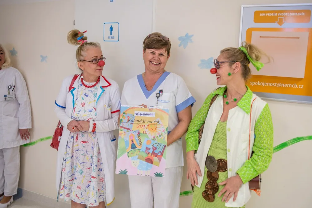Zdravotní klauni pokřtili kalendář dětských pacientů budějcké nemocnice