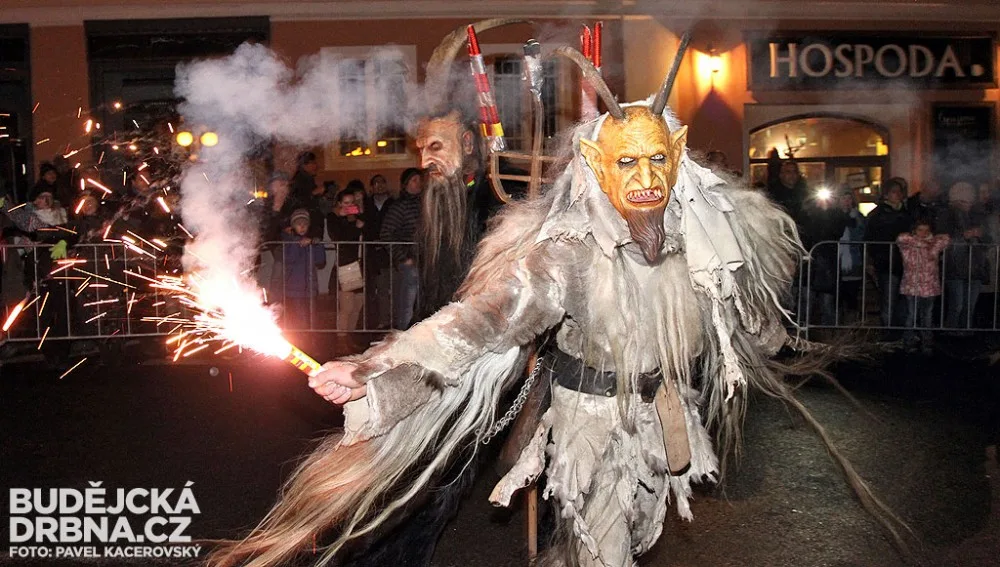 Přihlížejícím se předvedlo přes 500 krampus masek