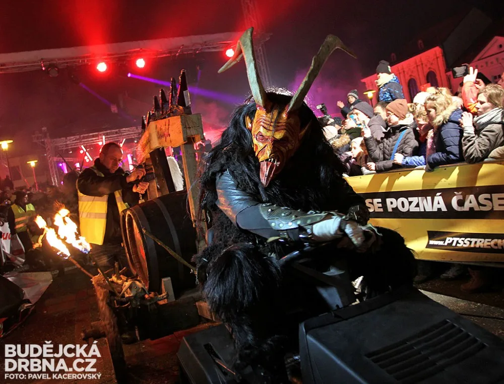 Ulicemi města projelo i několik povozů