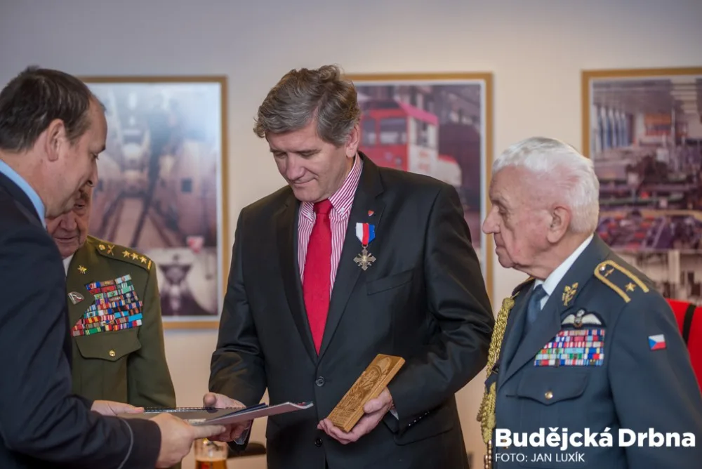 Jiří Boček dostává Medaili Čs. obce legionářské