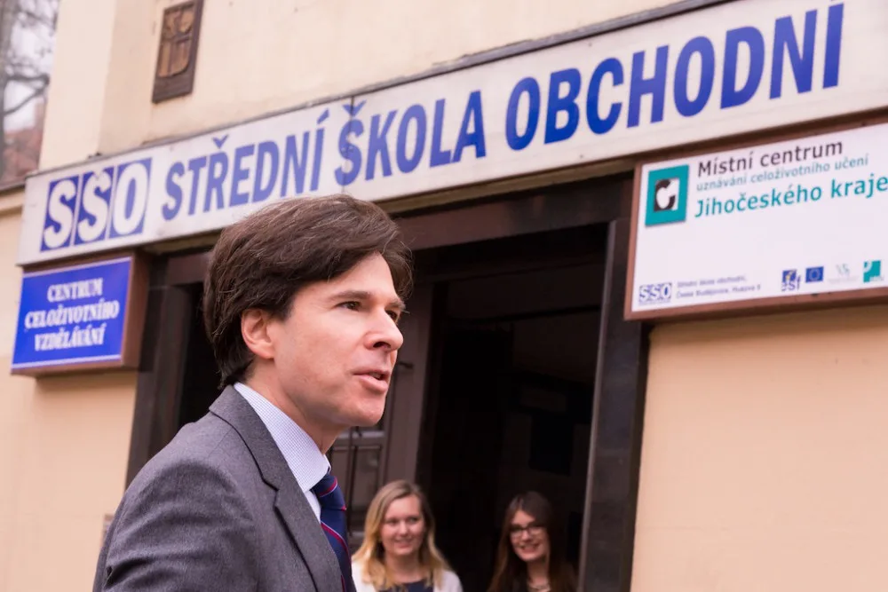 Andrew Schapiro na návštěvě Střední školy obchodní