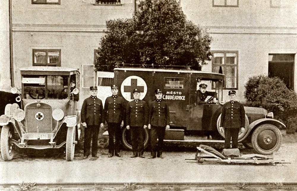 Zdravotní sbor města s městskými sanitkami v roce 1927