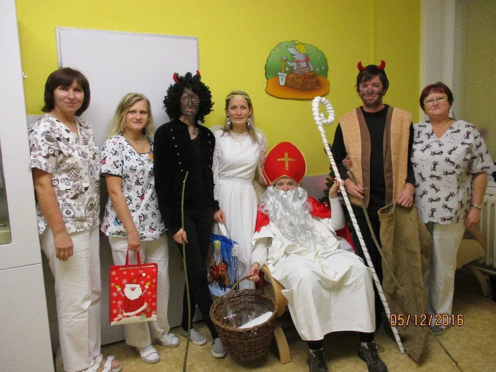 Lékařky poprvé oblékly veselé uniformy na Mikuláše.