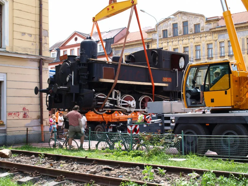 Stěhování lokomotivy 310 (mašinky či kafemlejnku) dne 4. září 2009 z Budějc do Lužné.
